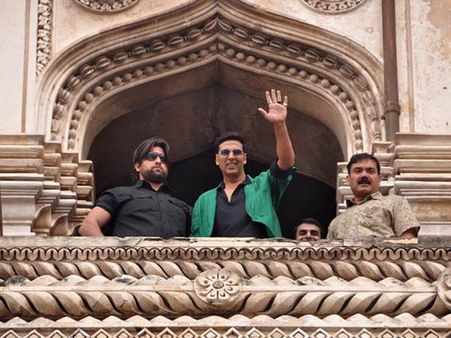 చార్మినార్ ఎక్కి అక్షయ్ కుమార్ సందడి(ఫోటోలు)