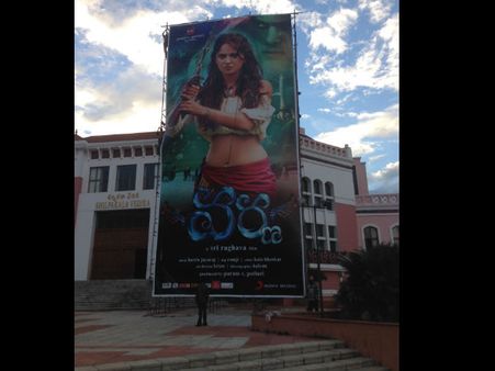 ఆశ్చర్య పరుస్తున్న అనుష్క భారీ కటౌట్ (ఫోటో)