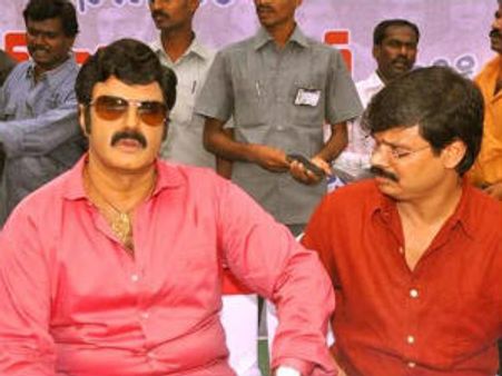 మంత్రిగారి గెస్ట్‌హౌస్‌ బయట... బాలకృష్ణ