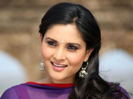 షూటింగ్ కి డుమ్మా: హీరోయిన్ కు 4 కోట్లు ఫైన్