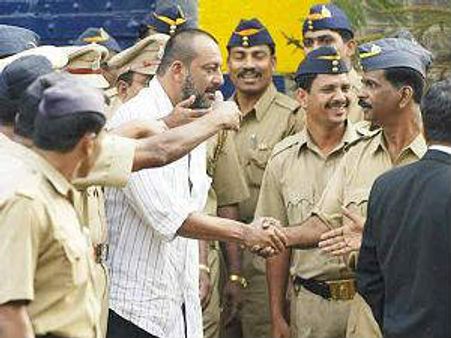 మళ్లీ జైలు గూటికి సంజయ్, గేటు వరకు వచ్చిన భార్య