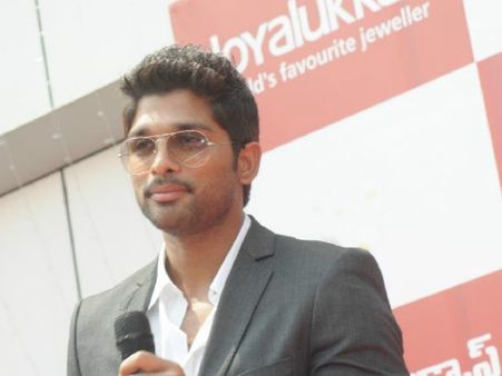 అల్లు అర్జున్ ని చూసేందుకు వెళ్లి కరెంట్ షాక్..