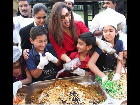 కేక్ మిక్సింగ్ ఈవెంట్-మహేష్ భార్య నమ్రత, కొడుకు గౌతం సందడి