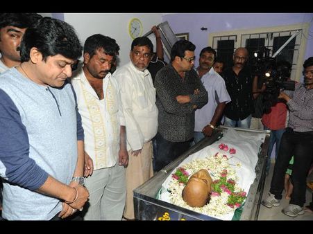 ఏవీఎస్‌ మృతదేహానికి ప్రముఖుల నివాళి(ఫోటోలు)