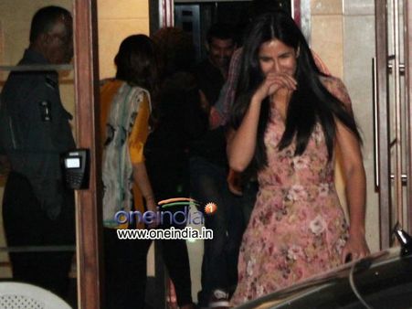 కరణ్ జోహార్ ఇంట్లో పార్టీ... అర్థరాత్రి కెమెరాకు చిక్కిన సెలబ్రిటీలు!