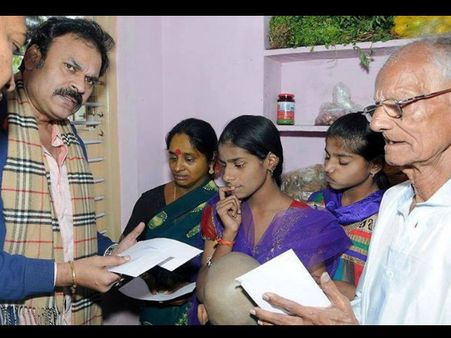 ఆపద్భాంధవుడు: చిరు సహాయంపై ఫ్యాన్స్ స్పందన(ఫోటో)