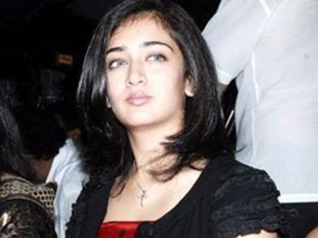 హీరోయిన్ గా శృతి హాసన్ చెల్లెలు ఖరారు...డిటేల్స్