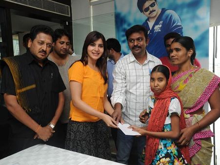 పవన్ ఫ్యాన్స్ చారిటీ కార్యక్రమంలో సమంత (ఫోటోలు)