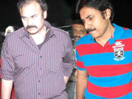 ఫ్యాన్స్ ఏం చేయలేరు!...పవన్‌ను ఇమిటేట్ చేస్తున్న నాగబాబు