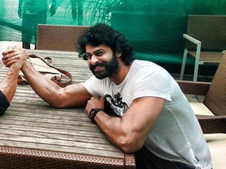 నాకేమీ కాలేదు: టెన్షన్ వద్దంటూ ప్రభాస్ మెసేజ్