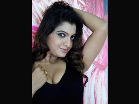 పట్టపగలు మద్యం మత్తులో హీరోయిన్, స్నేహితుల వీరంగం