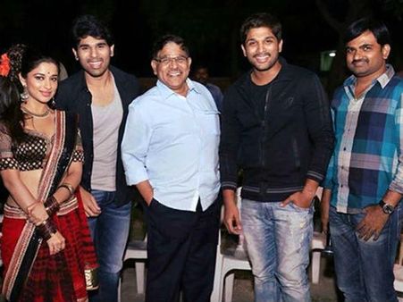 కొత్త జంట: తండ్రి, తమ్ముడితో కలిసి అల్లు అర్జున్