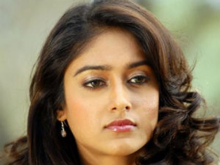 ఇలియానా దుస్తులు వేలానికి