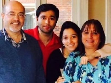 హీరోయిన్ తమన్నా ఫ్యామిలీతో ఇలా (ఫోటో)