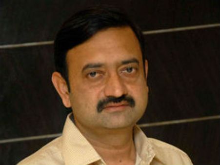 సినీ నిర్మాత,డిస్ట్రిబ్యూటర్ అరెస్టు