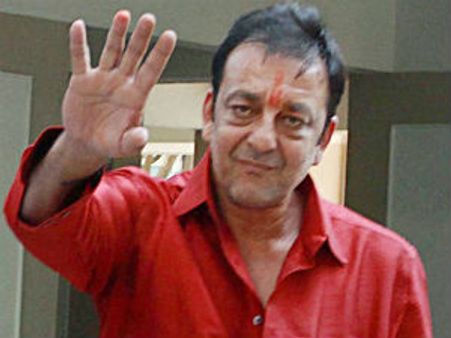 జైలు వదిలిన సంజయ్‌ దత్‌...నెల రోజులు ఇంట్లోనే...