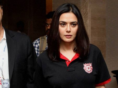 ప్రీతి జింటాకు కోర్టు జరిమానా