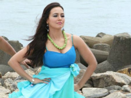 సల్మాన్ పైనే కళ్యాణ్ రామ్ హీరోయిన్ ఆశలు