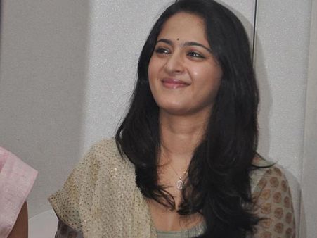 ‘రుద్రమదేవి’లో అనుష్క బికినీ? ఇదేం విడ్డూరం!