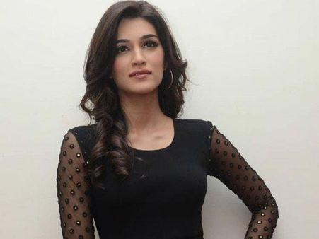 పోస్టర్ వివాదం: సమంత వ్యాఖ్యలపై క్రితి సానన్ స్పందన