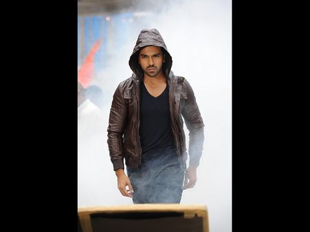 రేపు సంధ్యా థియేటర్‌కు వస్తున్న రామ్ చరణ్