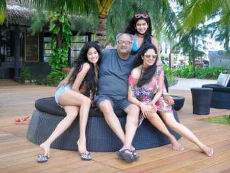 బికినీలో శ్రీదేవి, కూతురు ఝాన్వి హంగామా (ఫోటోలు)