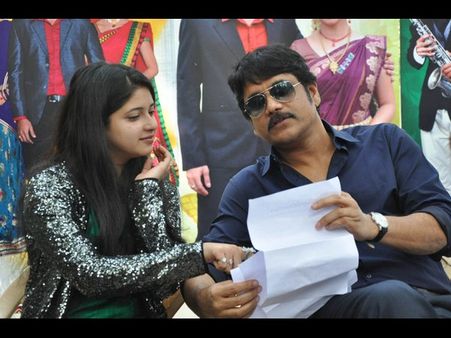 నాగార్జునపై మగాళ్ల మంట, ఆడోళ్ల ఆశీర్వాదాలు!(ఫోటోలు)