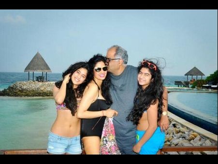 బికినీ ఫోటోలపై శ్రీదేవి షాక్- ఆ చిలిపి పని చేసిందెవరు?