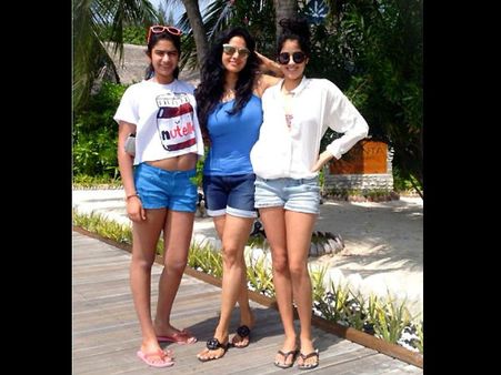 కూతుళ్లను డామినేట్ చేస్తోంది..(శ్రీదేవి మరో హాట్ ఫోటో)