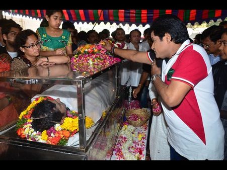 ఉదయ్ కిరణ్ అంత్యక్రియలు పూర్తి, వ్యతిరేకంగా నినాదాలు