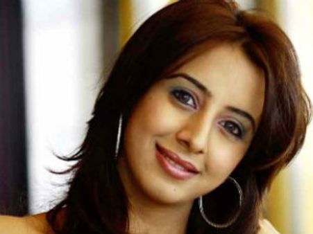 మోసం చేసాడంటూ..హీరోయిన్ సంజన ఛీటింగ్ కేసు