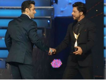 హగ్ : కలవరు అనుకున్న హీరోలు కలిసారు!