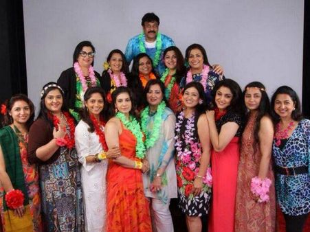 క్యా సీన్ హై: గోపికల మధ్య కృష్ణుడిలా చిరంజీవి (ఫోటో)