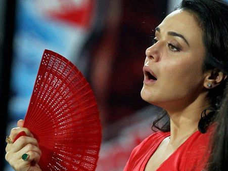 ప్రీతీజింటాకు హైకోర్టులో ఎదురుదెబ్బ