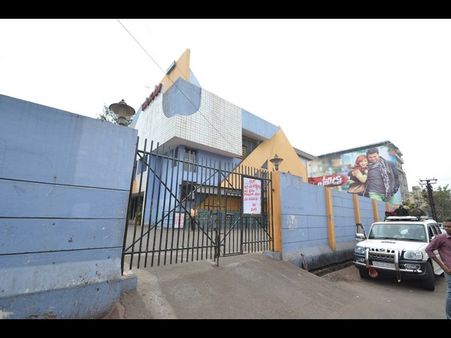 అక్కినేనికి సంతాపంగా బంద్ (ఫోటోలు)