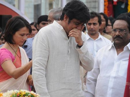 వెక్కి వెక్కి ఏడ్చిన నాగార్జున, చలించిన ఫ్యాన్స్ (ఫోటోలు)