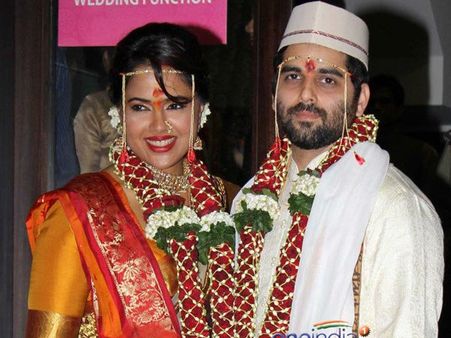 ట్రెడిషనల్‌గా హీరోయిన్ సమీరారెడ్డి వివాహం (ఫోటోలు)