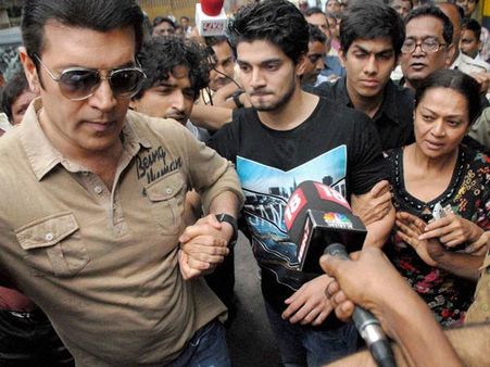 జియా ఖాన్ కేసు: కొడుకును వెనకేసుకొస్తోన్న జరీనా