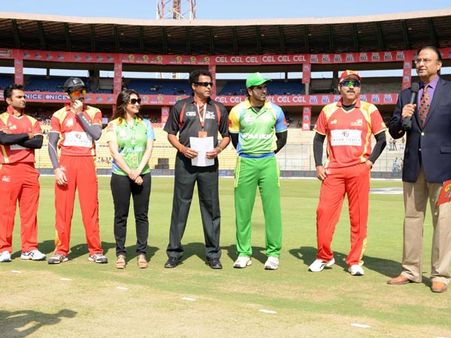 ఊపేసిన అఖిల్, చార్మి ముద్దు, సన్నీ లియోన్ హల్‌చల్ (ఫోటోలు)