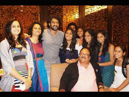 వావ్ 1 మిలియన్, కేక పుట్టించిన ప్రభాస్ (ఫోటోలు)