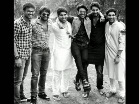 కెమెరాకు చిక్కిన కుర్ర మెగా హీరోలు! (ఫోటో)