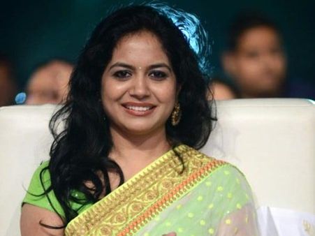 తెరపైకి ప్లేబ్యాక్ సింగర్ సునీత కూడా...!