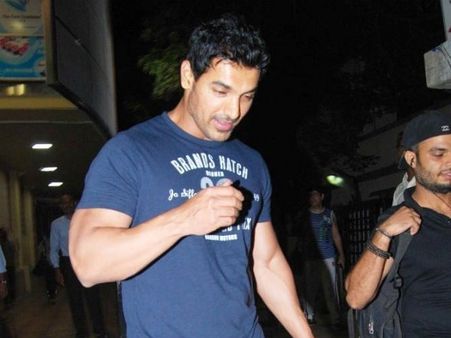 రిపోర్టర్‌ ఓవరాక్షన్, దాడికి ప్రయత్నించి స్టార్ హీరో!