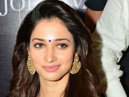 'ఆగడు': స్వీట్స్ అమ్ముతూ తమన్నా