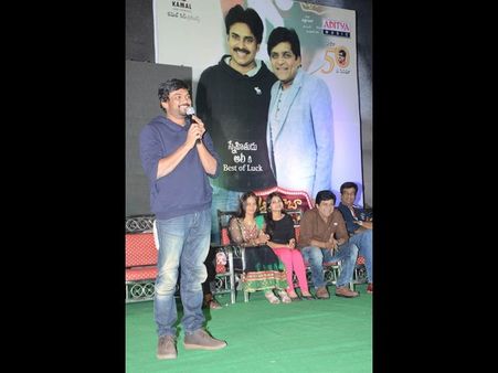 పవన్ రాలేదు, కటౌట్ వచ్చింది...(అలీ వినూత్న ప్రయత్నం)