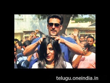 హెయిర్ కటింగ్ చేస్తూ, టీ, వెజిటెబుల్స్ అమ్ముతూ సినీ హీరోలు (ఫోటోలు)