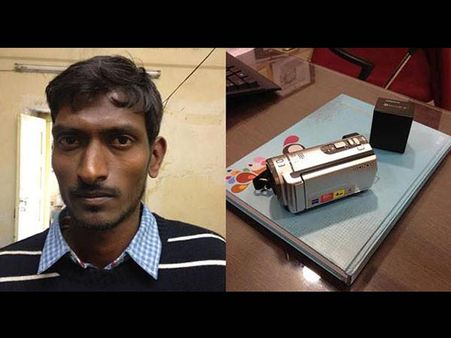 ఐనాక్స్ లో ‘పైసా’ పైరసీ చేస్తూ..(ఫోటో)