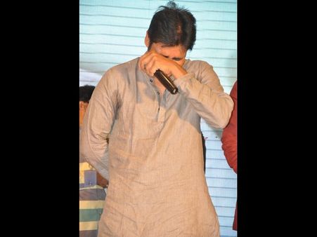 హాట్ టాపిక్: పవన్ కళ్యాణ్ కళ్లలో నీళ్లు! (ఫోటోలు)