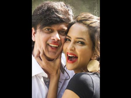 లవర్స్ డే స్పెషల్: మంచు లక్ష్మి గాఢమైన ముద్దు (ఫోటోలు)