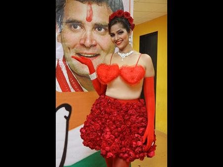 లవర్స్ డే: రాహుల్ గాంధీ కోసం సెక్సీగా...(ఫోటోలు)